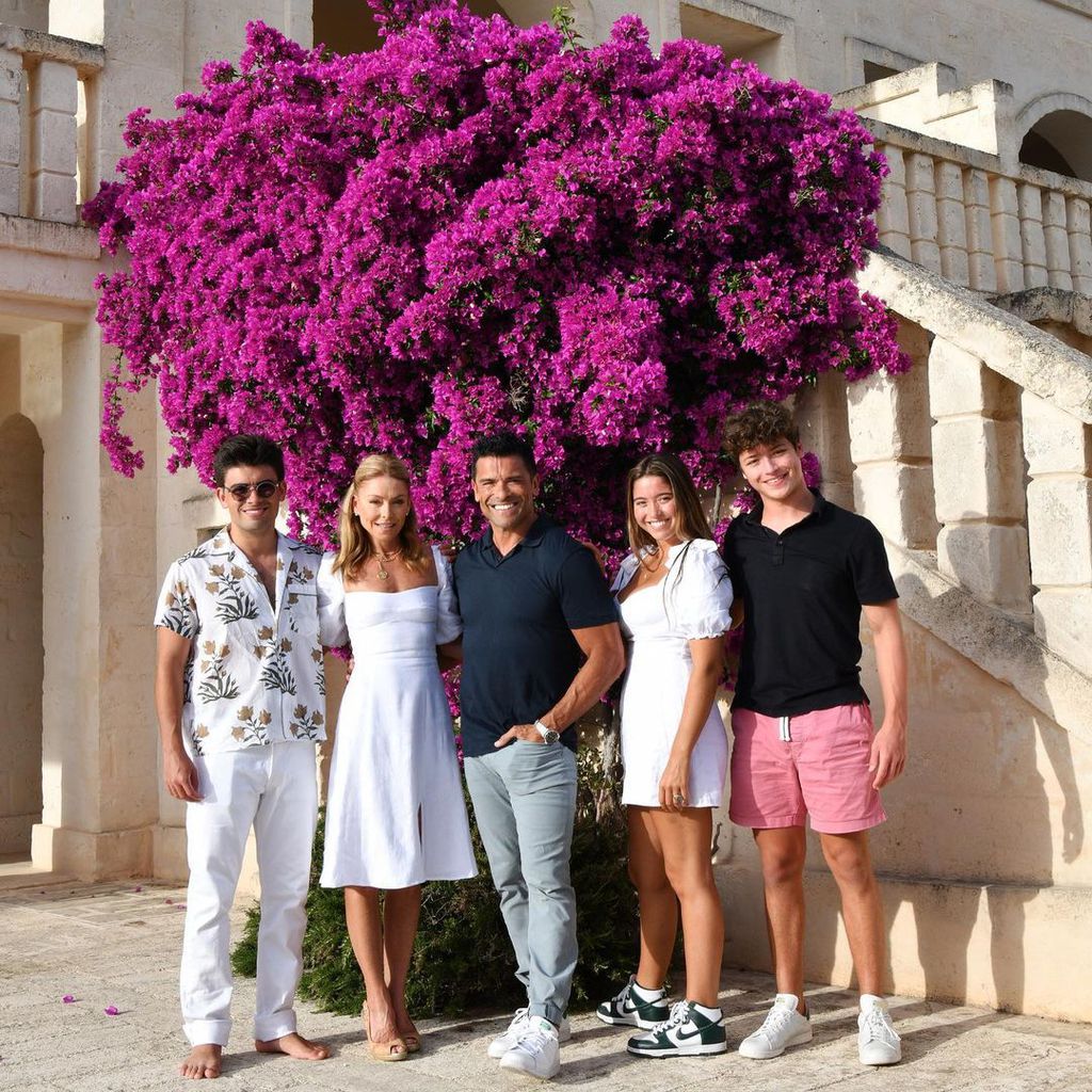 Kelly Ripa und Mark Consuelos mit ihren Kindern