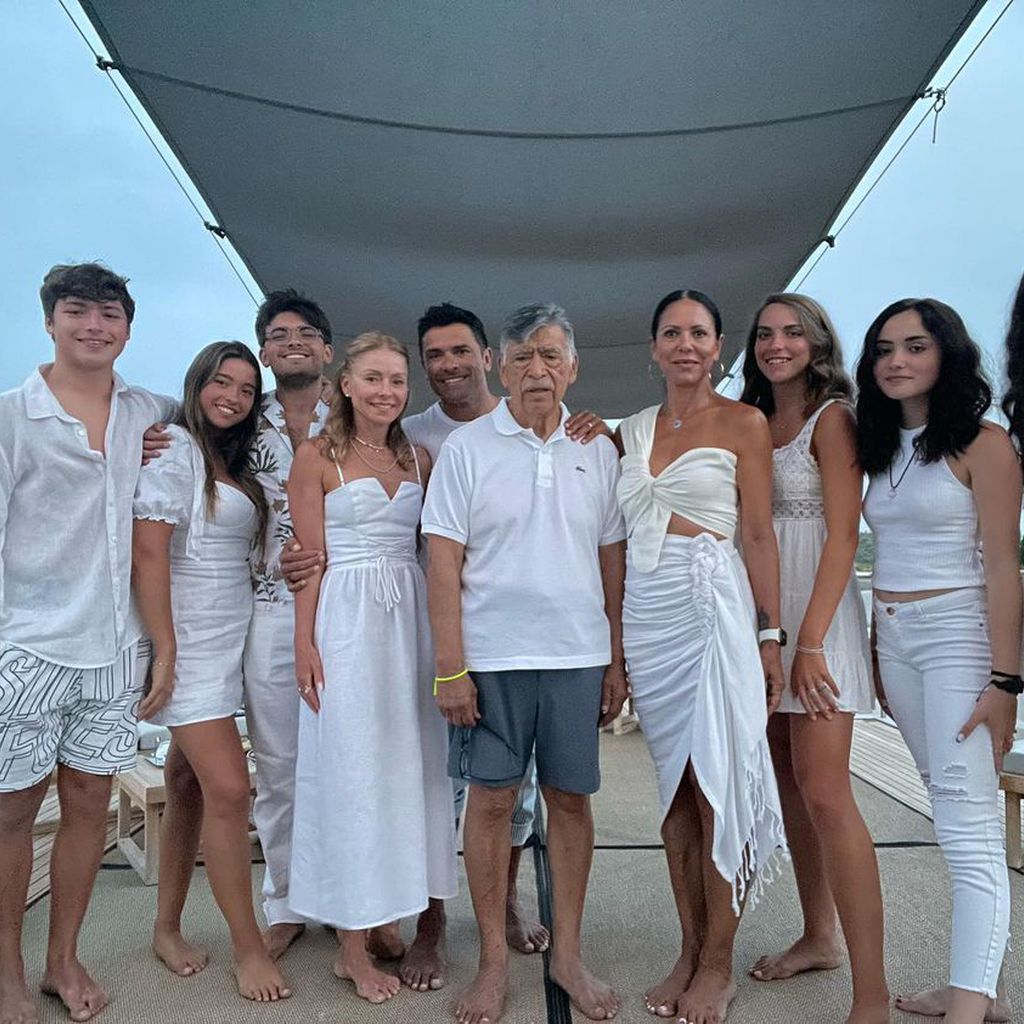 Kelly Ripa und Mark Cousuelos mit ihrer Familie
