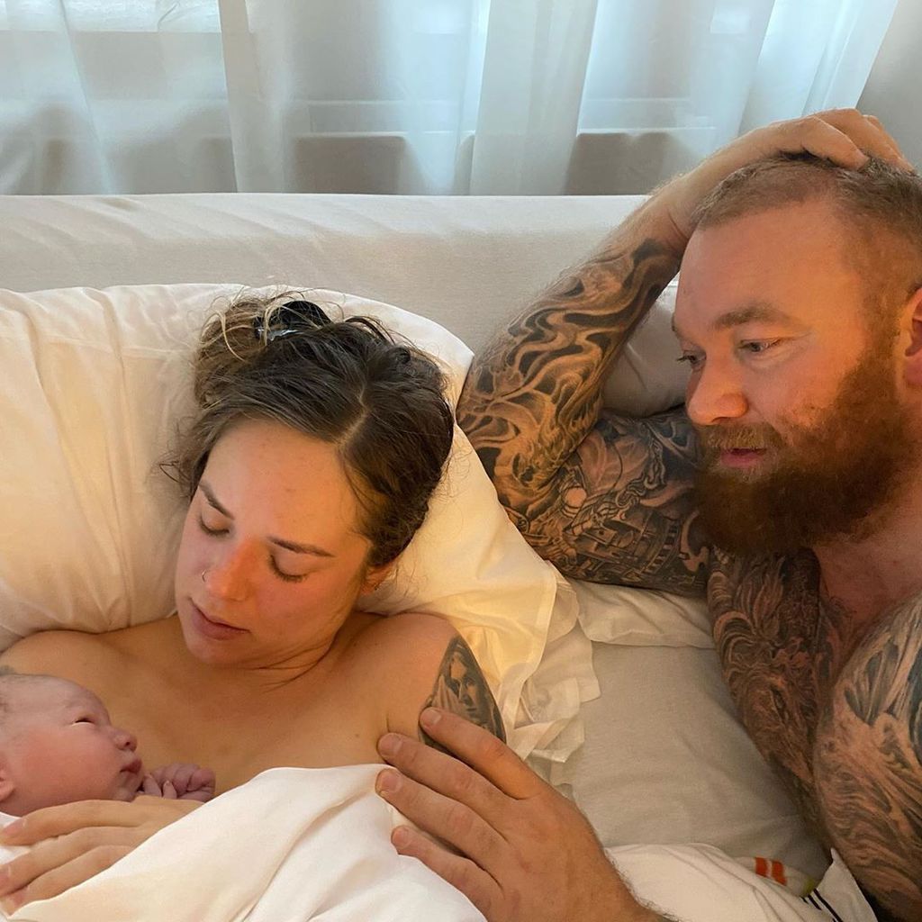 Kelsey Henson und Hafthor Julius Björnsson mit ihrem Sohn