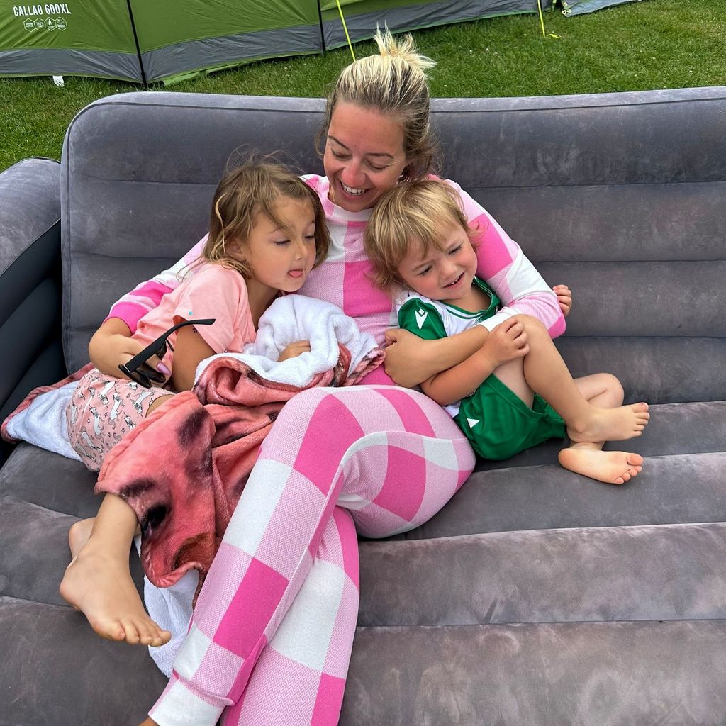 Kelsey Parker mit ihren Kindern