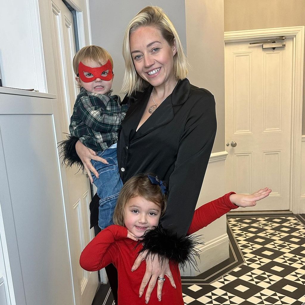 Kelsey Parker mit ihren beiden Kids, Dezember 2023