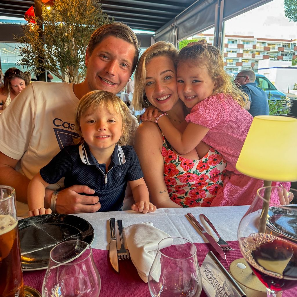 Kelsey Parker mit ihren Kindern und ihrem Partner Will