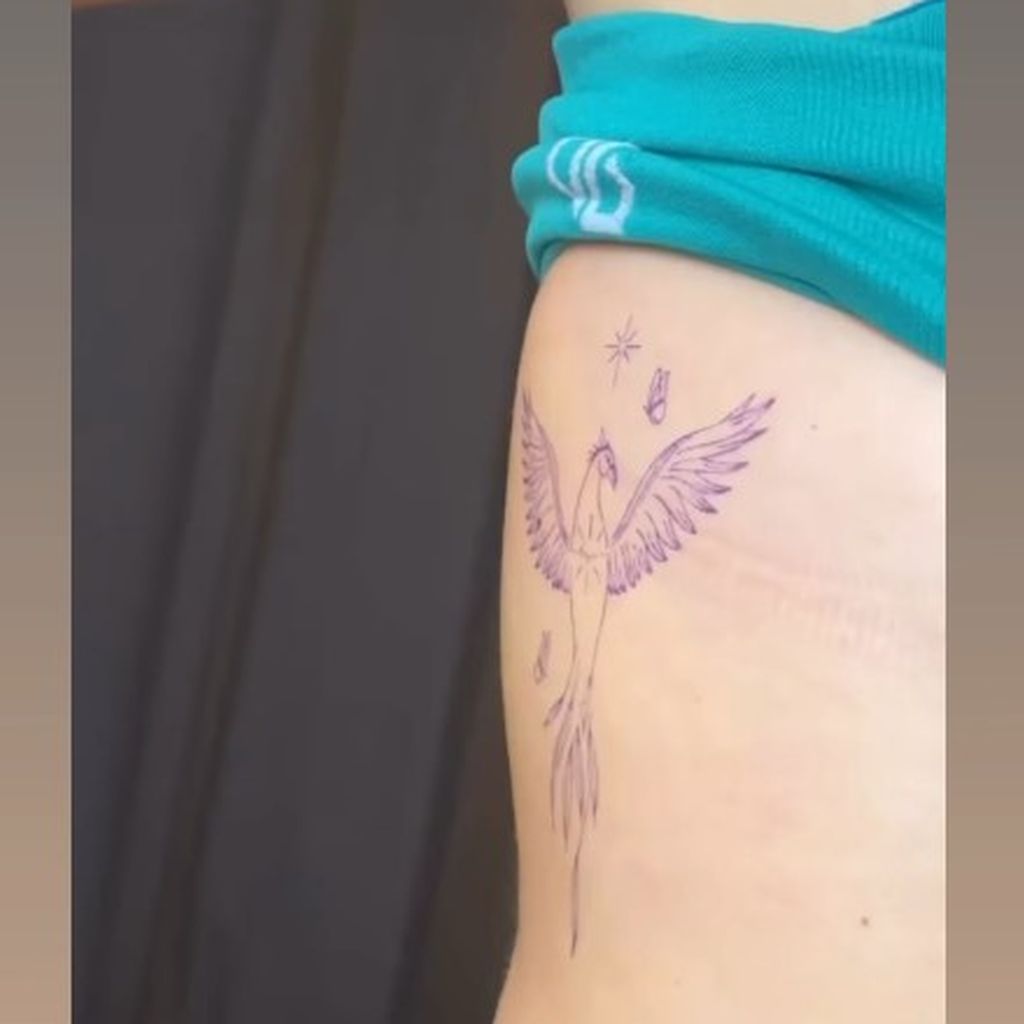 Kelsey Parker zeigt ihr Phoenix-Tattoo