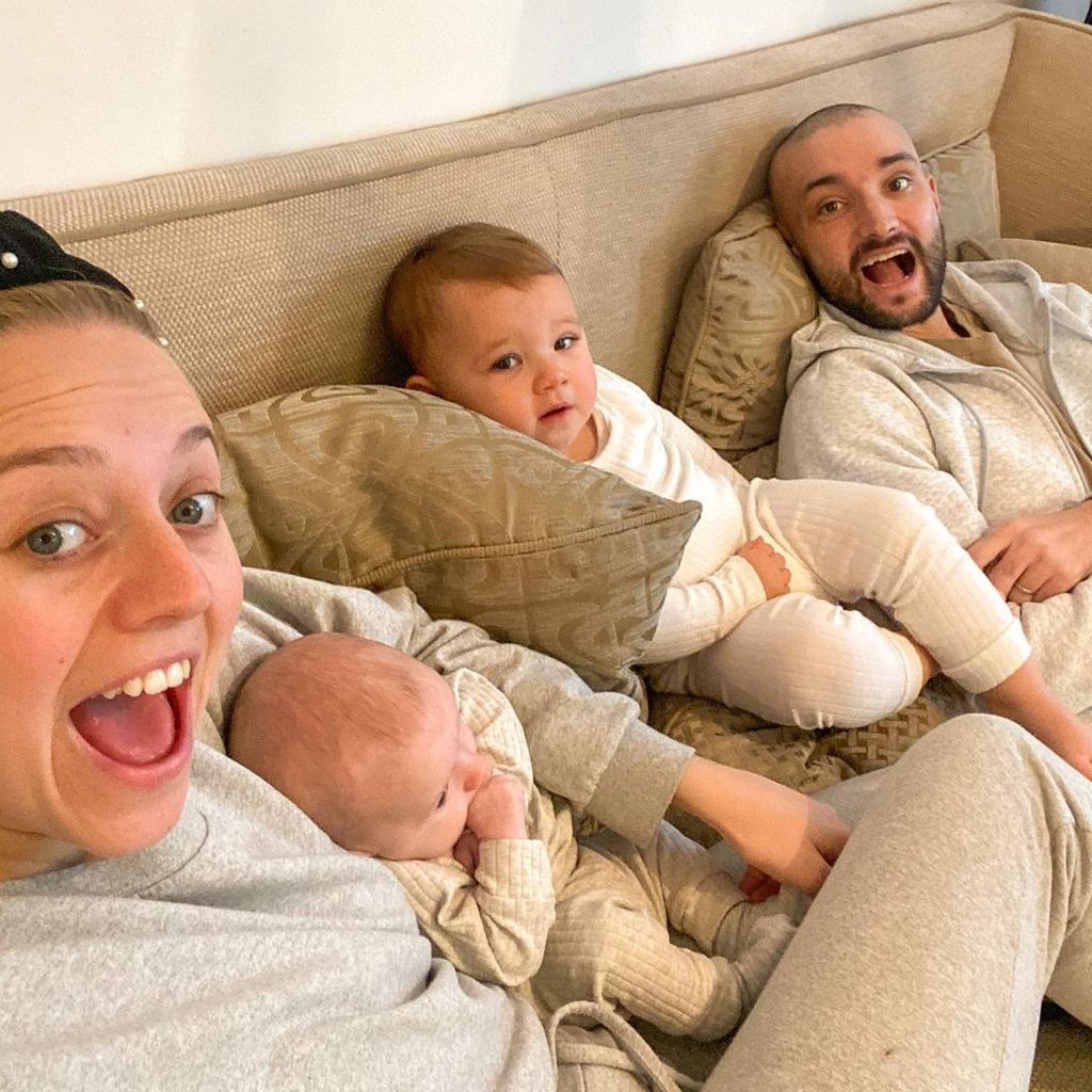 Kelsey und Tom Parker mit ihren Kindern