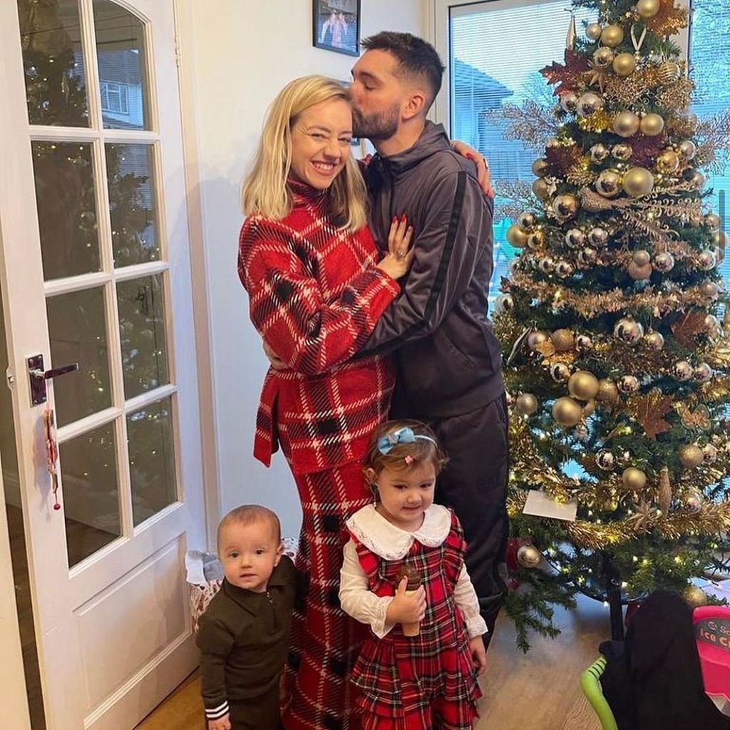 Kelsey und Tom Parker mit ihren Kindern an Weihnachten