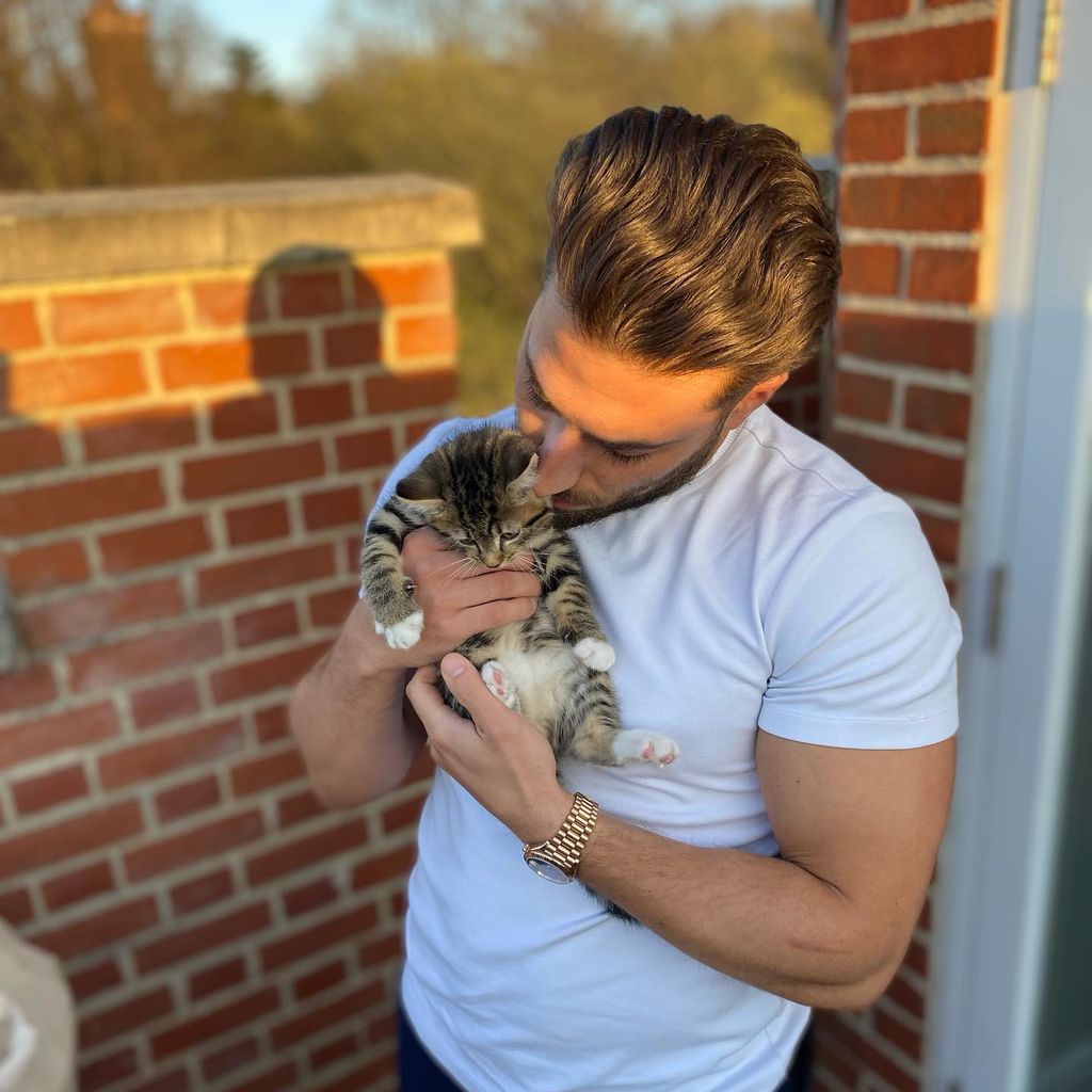 Kem Cetinay mit seiner Katze