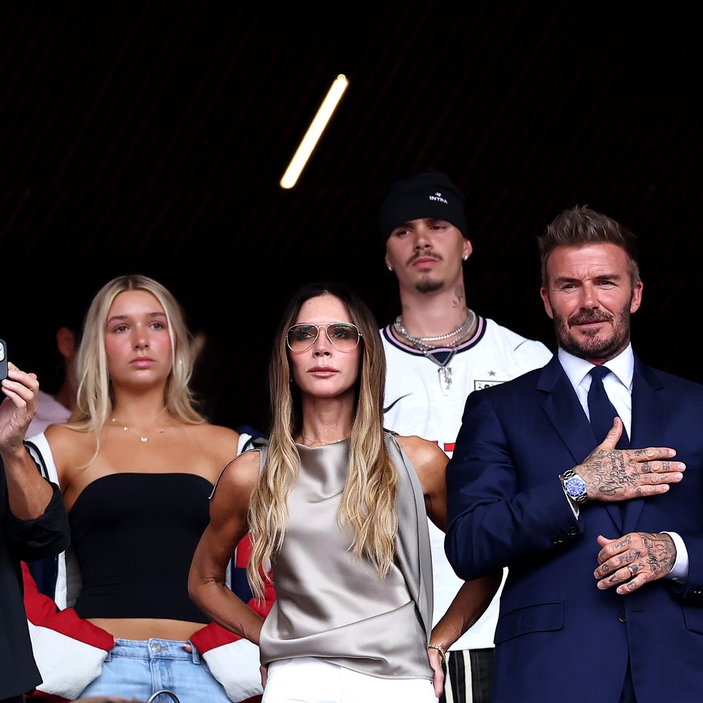 Bei der WM 2026 in Miami Gardens: Ken Paves, Harper Beckham, Victoria Beckham, Romeo Beckham und David Beckham im Stadion