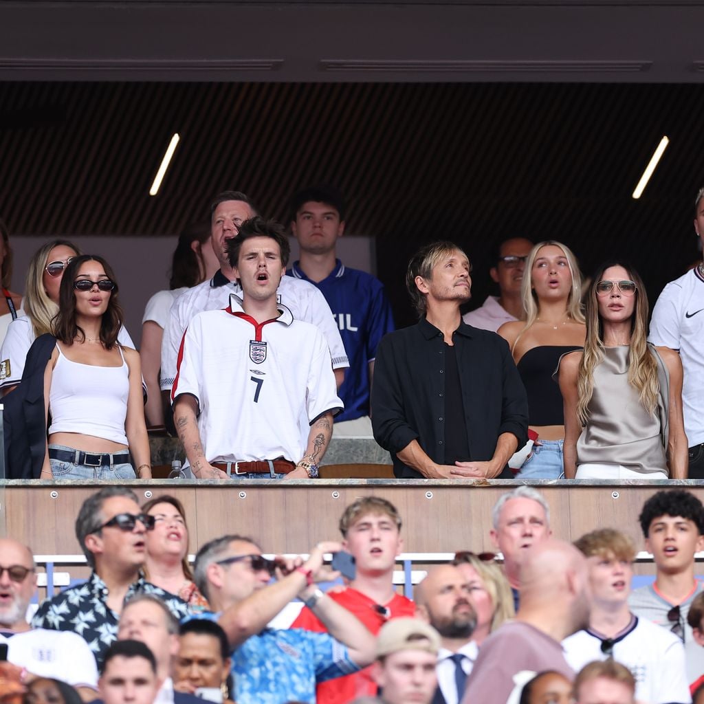 Bei der WM 2026 in Miami Gardens: Ken Paves, Harper Beckham, Victoria Beckham, Romeo Beckham und David Beckham im Stadion