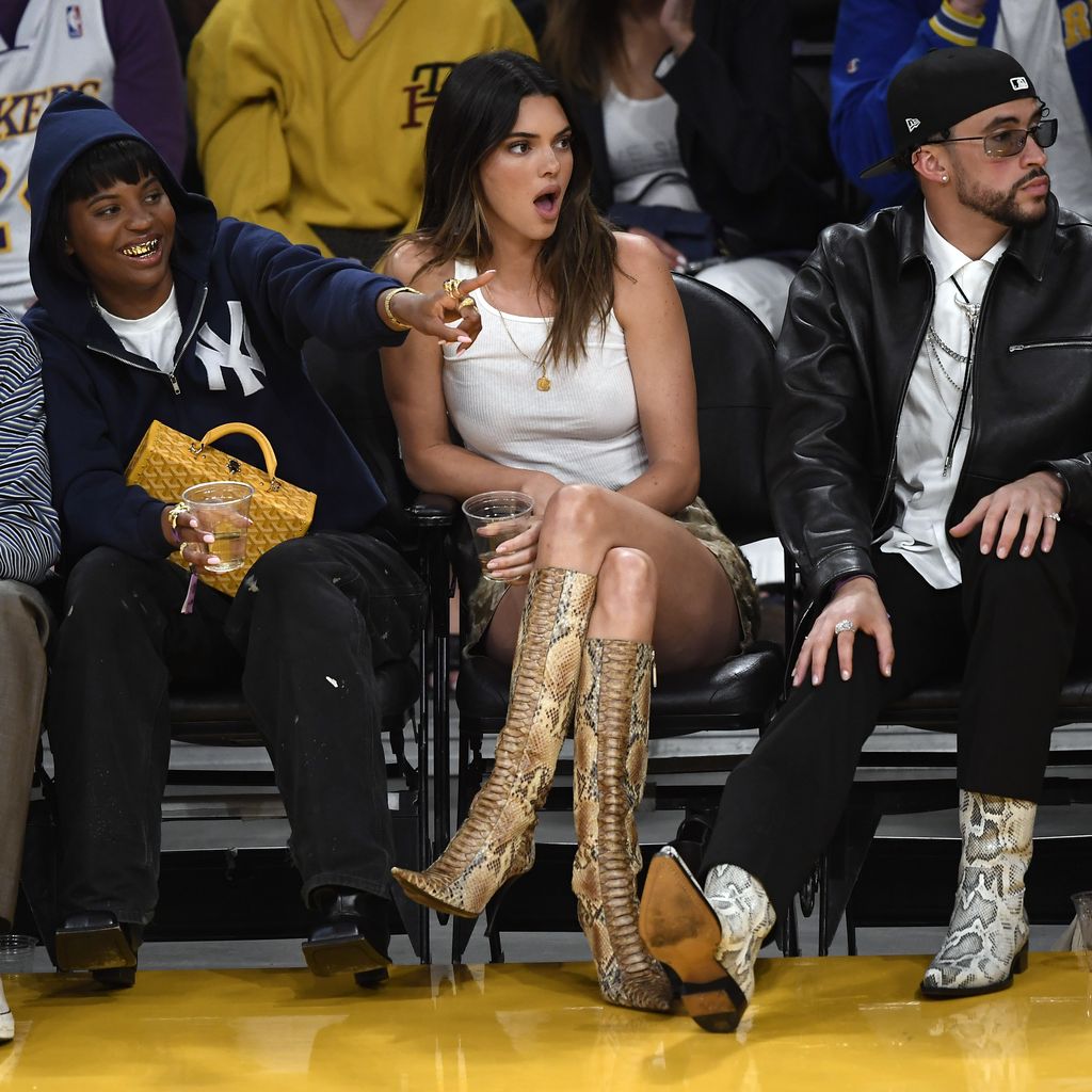 Kendall Jenner, Bad Bunny und Freunde bei einem Basketballspiel