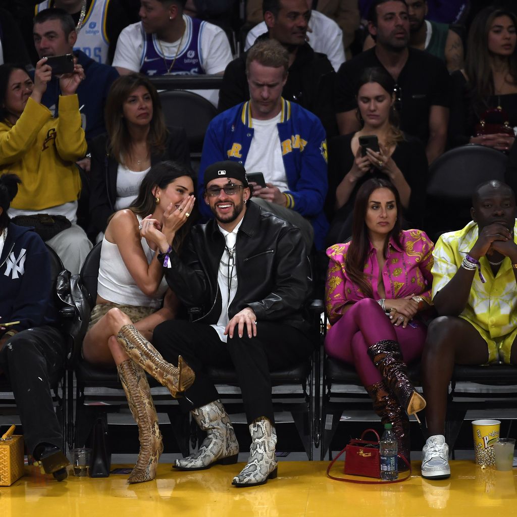 Kendall Jenner, Bad Bunny und Freunde während eines Basketballspiels