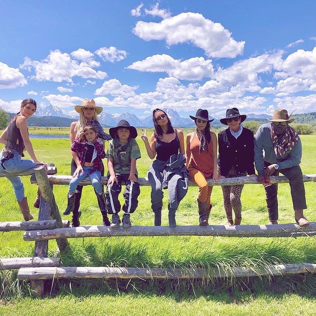 Kendall, Khloé, Penelope, Mason, Kim, Kourtney, Kris und Corey
