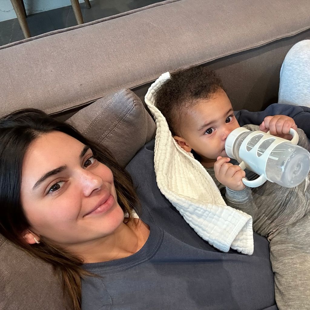 Model Kendall Jenner mit ihrem Neffen Aire Webster