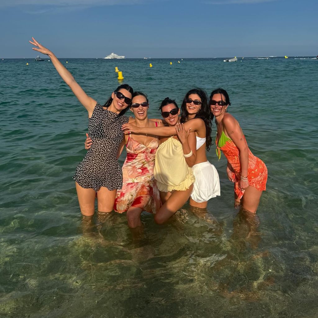 Kendall und Kylie Jenner und ihre Freundinnen im Juli 2025