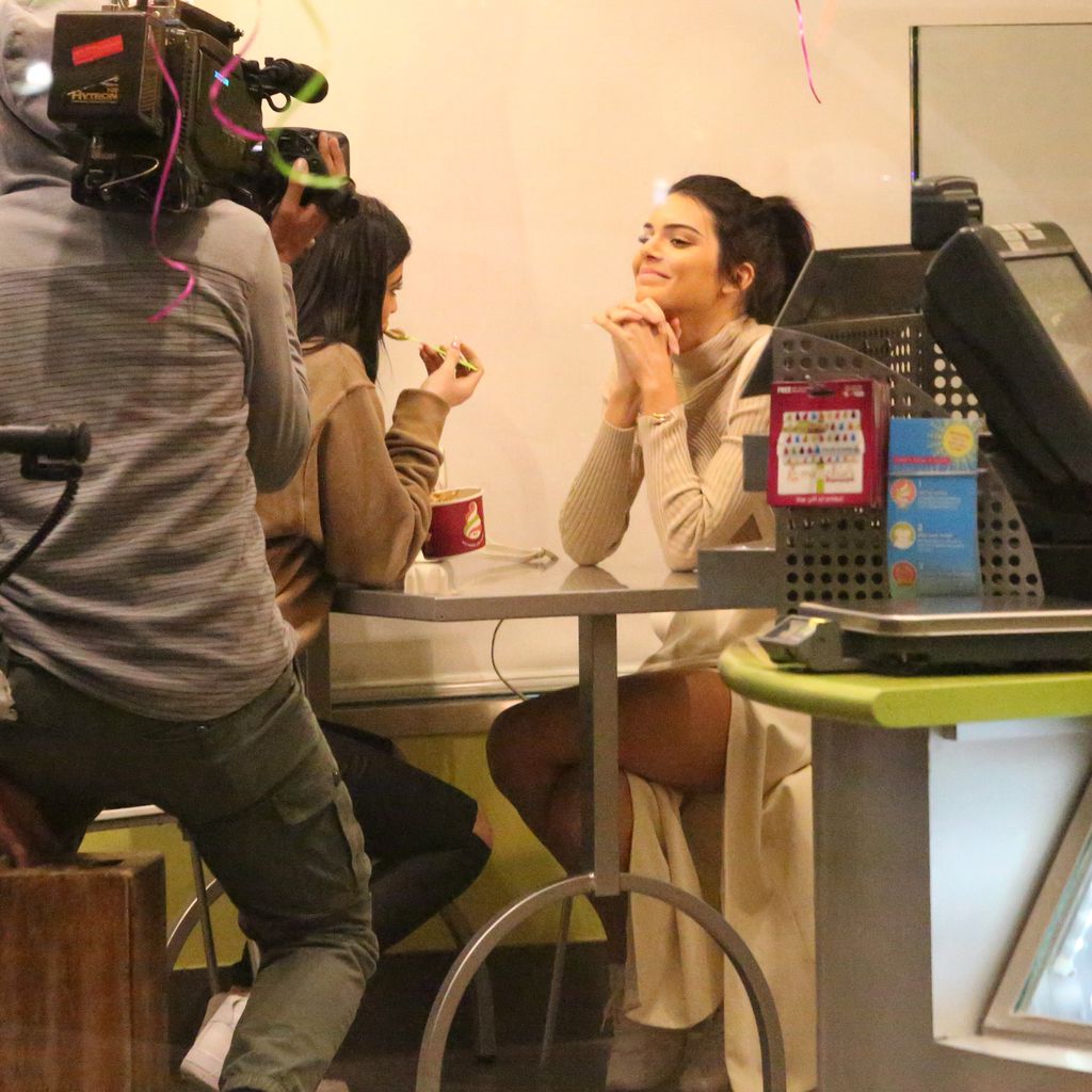 Kendall und Kylie Jenner bei Dreharbeiten zu "Keeping up with the Kardashians"