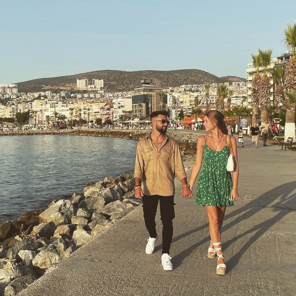 Ex-GNTM-Kandidatin Vivien Sterk (r.) mit ihrem Verlobten Kerem (l.)