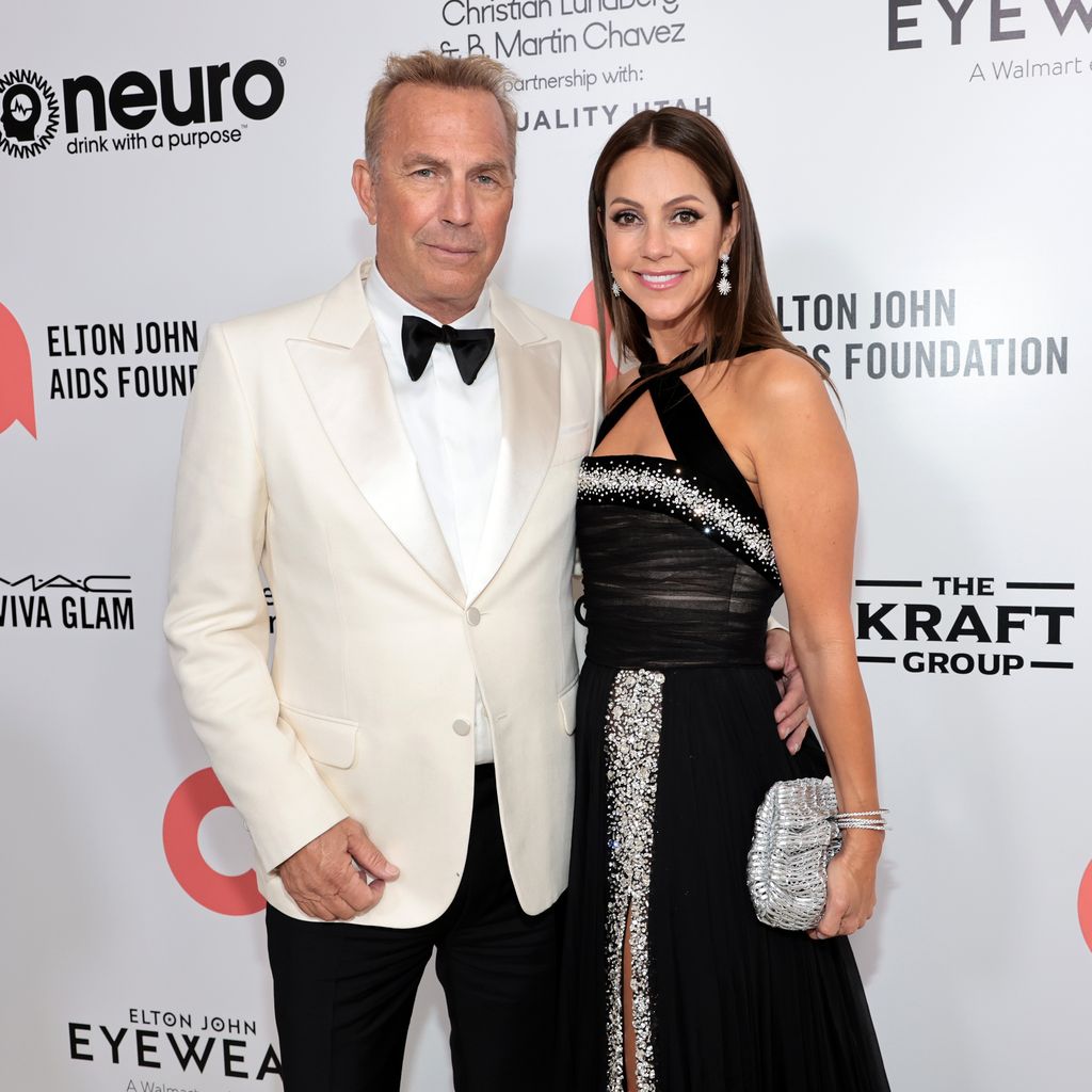 Kevin Costner mit Christine Baumgartner bei den Oscars 2022