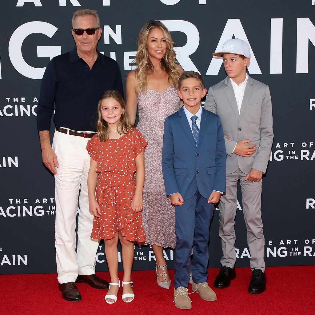 Kevin Costner und Christine Baumgartner mit ihren drei Kindern, 2019
