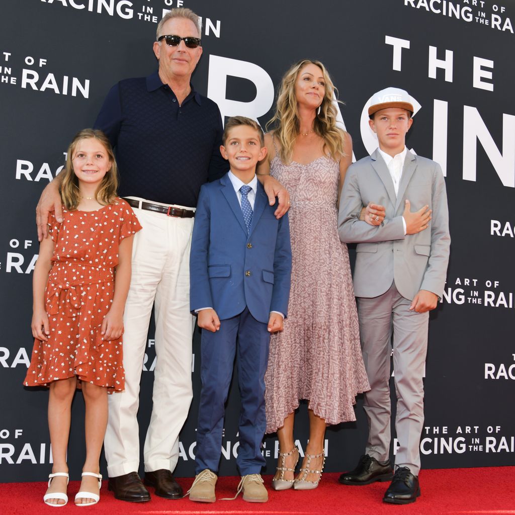 Kevin Costner und Christine Baumgartner mit ihren Kindern, August 2019