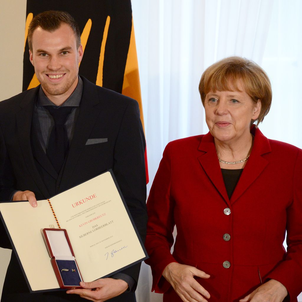 Kevin Großkreutz (m.) mit Bundespräsident Joachim Gauck und Bundeskanzlerin Angela Merkel