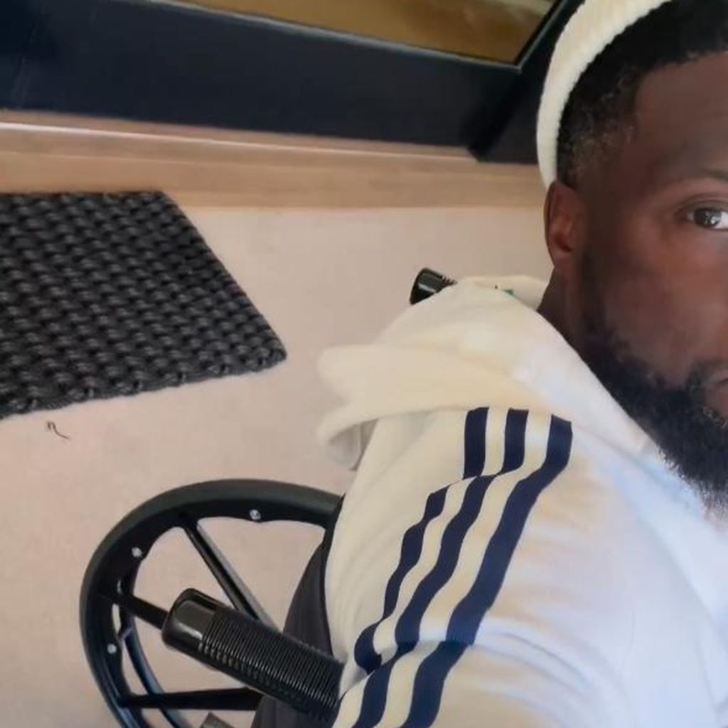 Kevin Hart im Rollstuhl