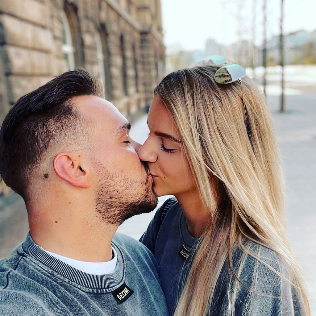 Kevin Jenewein und Pia-Sophie Remmel küssen sich