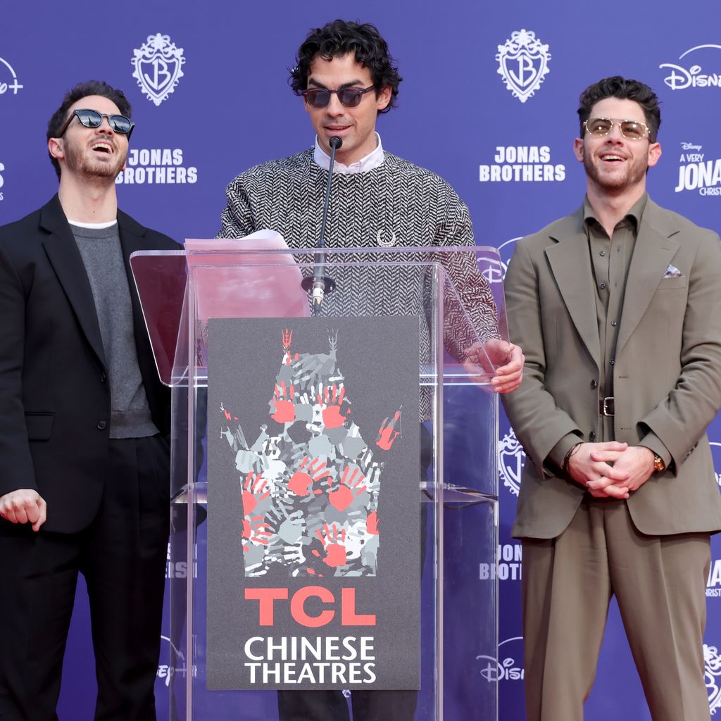 Bei der Hand- und Fußabdruckzeremonie: Kevin Jonas, Joe Jonas und Nick Jonas im TCL Chinese Theatre, Hollywood