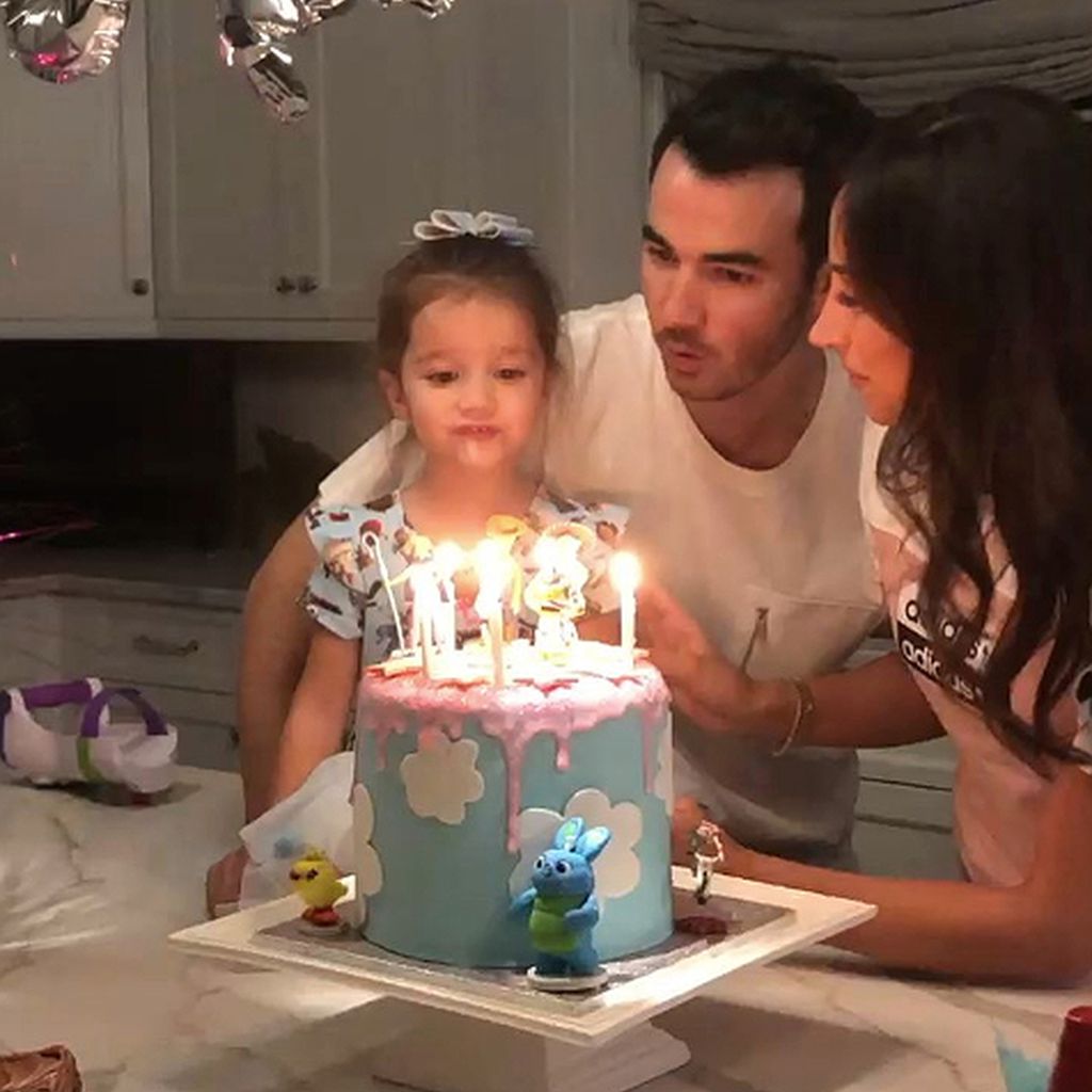 Kevin Jonas (Mitte) mit seiner Tochter Valentina und seiner Frau Danielle