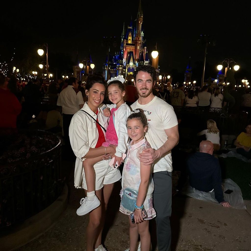 Kevin Jonas mit seiner Frau Danielle Jonas und ihren Töchtern Alena und Valentina