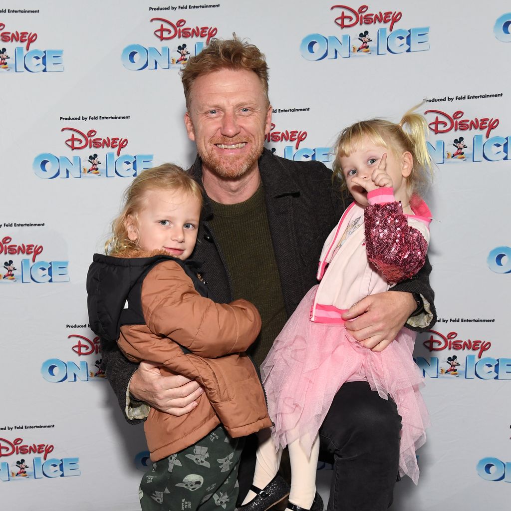 Kevin McKidd mit seinen Kindern im Dezember 2022