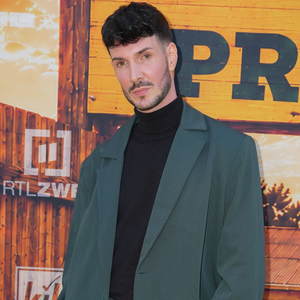 Kevin Schäfer bei der Premiere von "Der Promihof" auf dem Gertrudenhof in Hürth