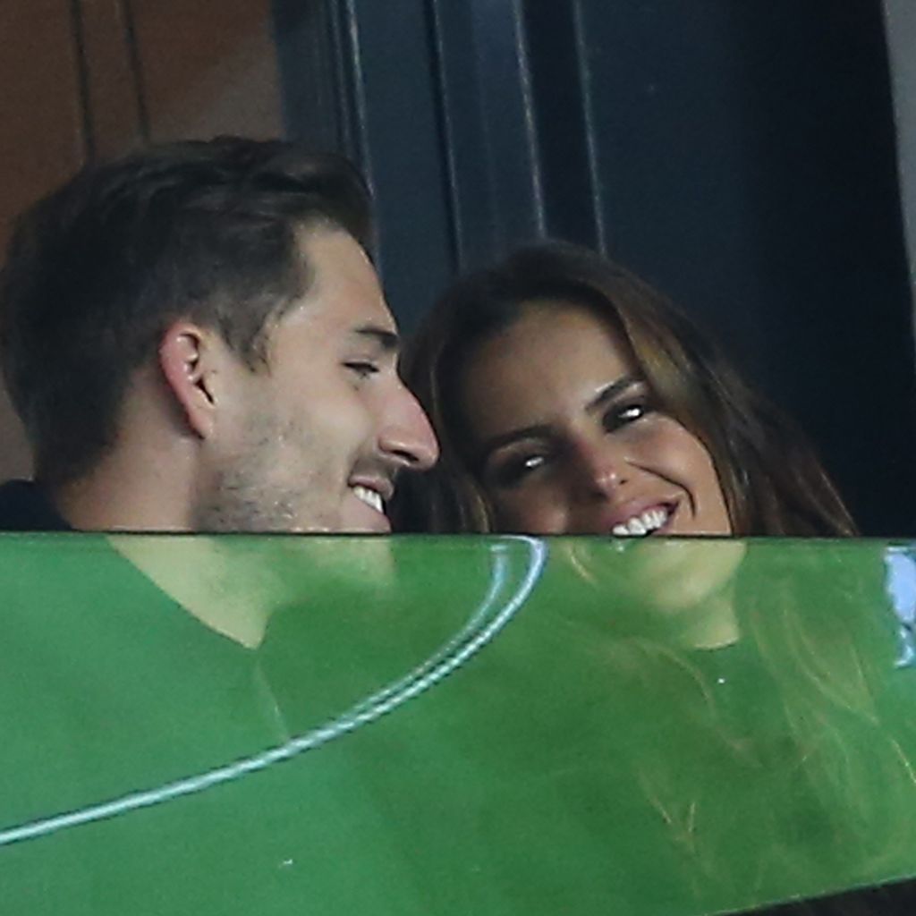 Kevin Trapp und Izabel Goulart als Zuschauer bei einem Fußballspiel