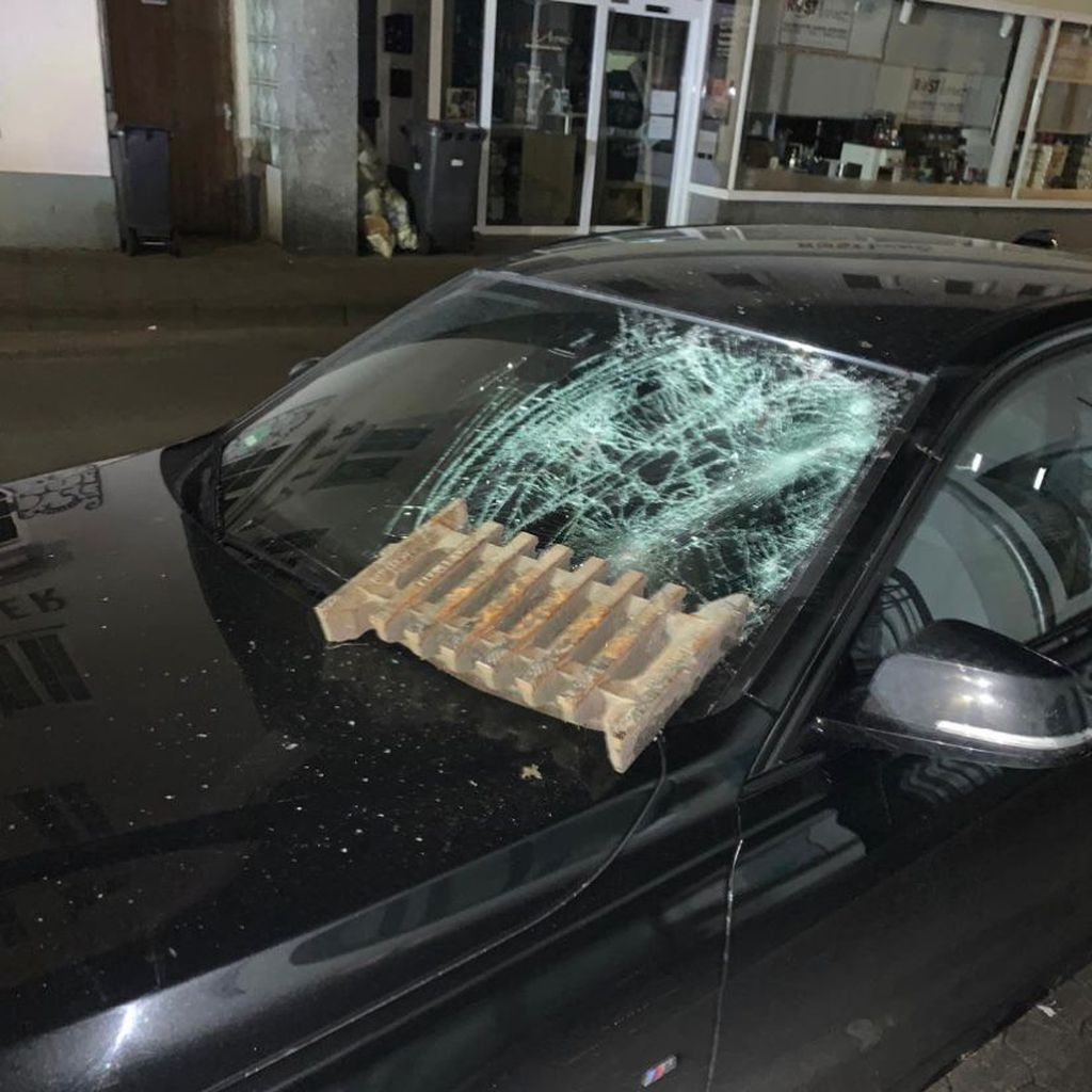 Kevin und Kathis beschädigtes Auto