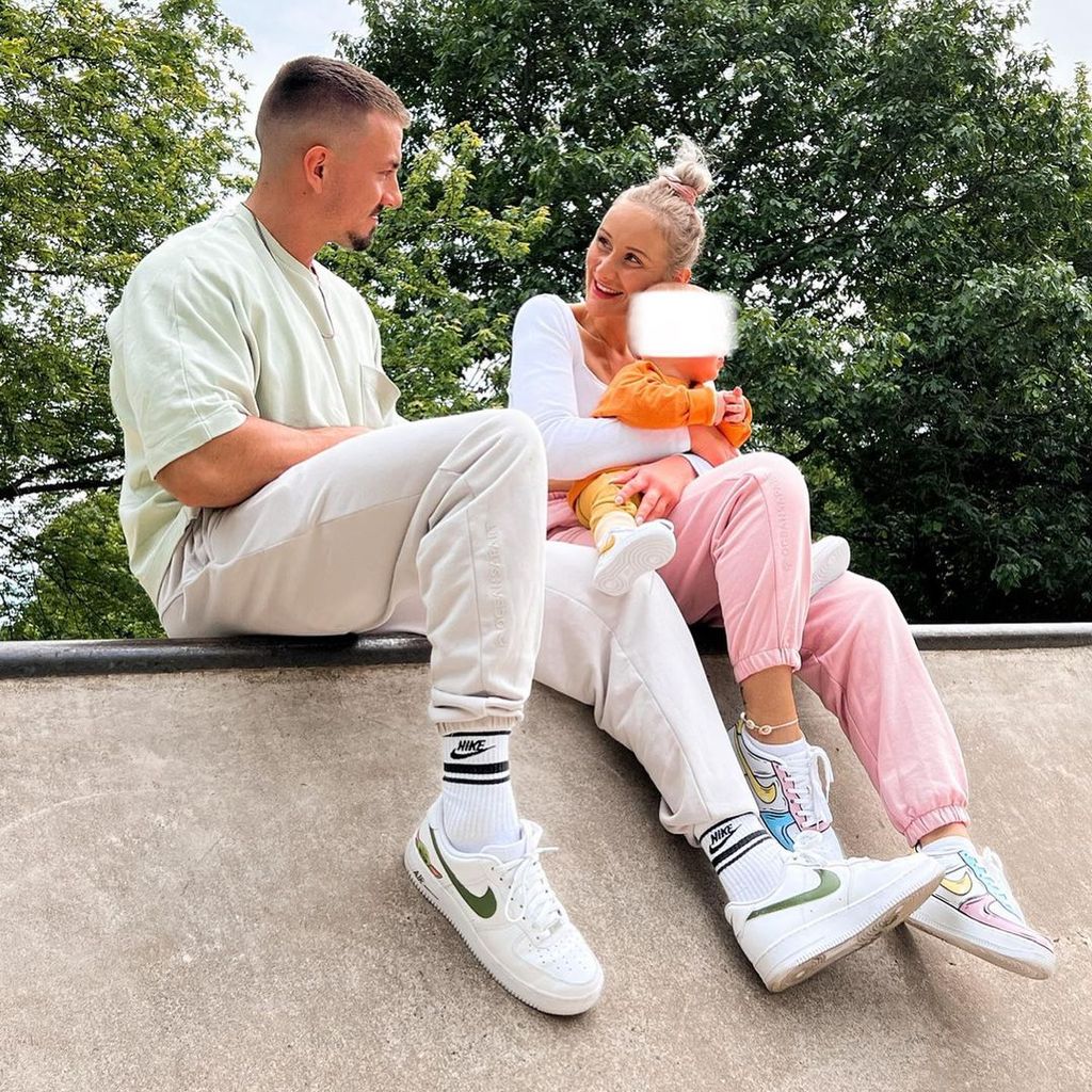 Kevin Yanik und Kathi Wagener mit ihrem Sohn