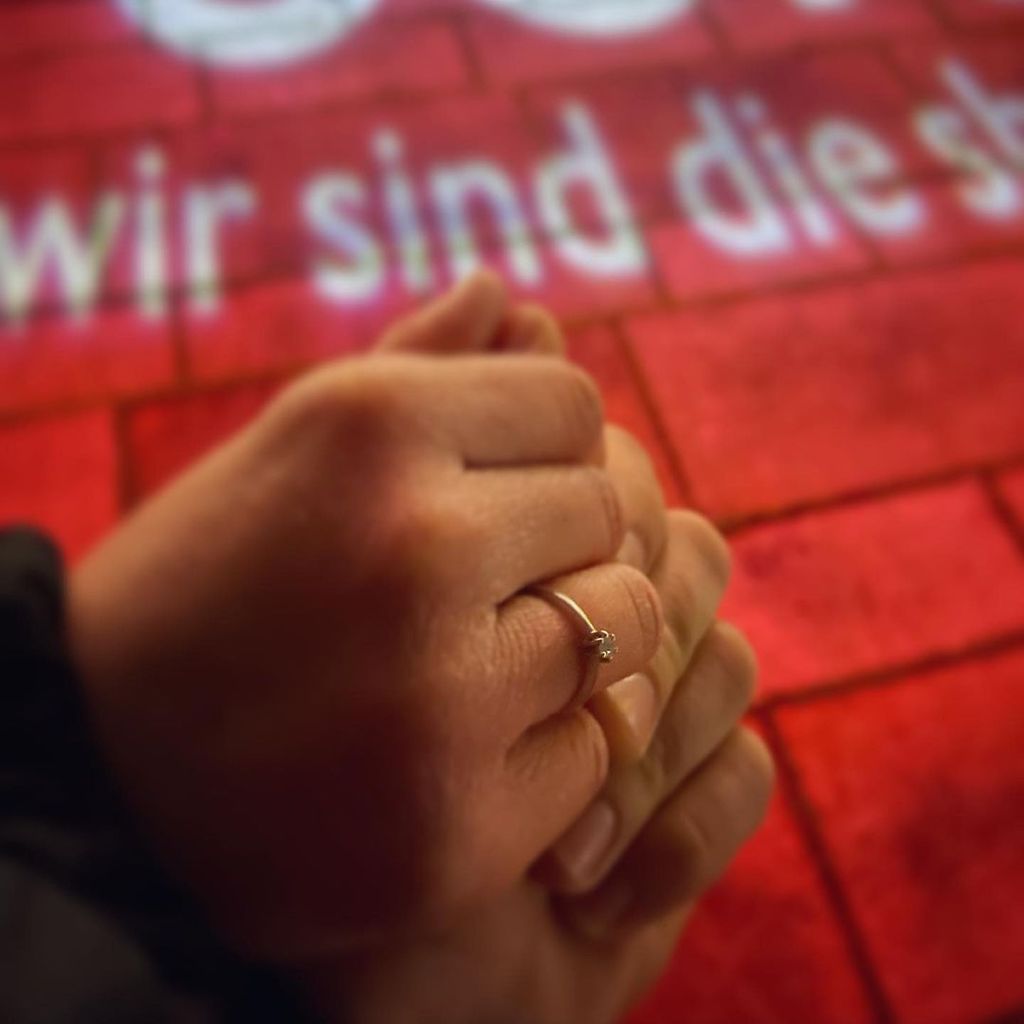 Kevin Yanik und Kathi Wagener bei ihrer Verlobung