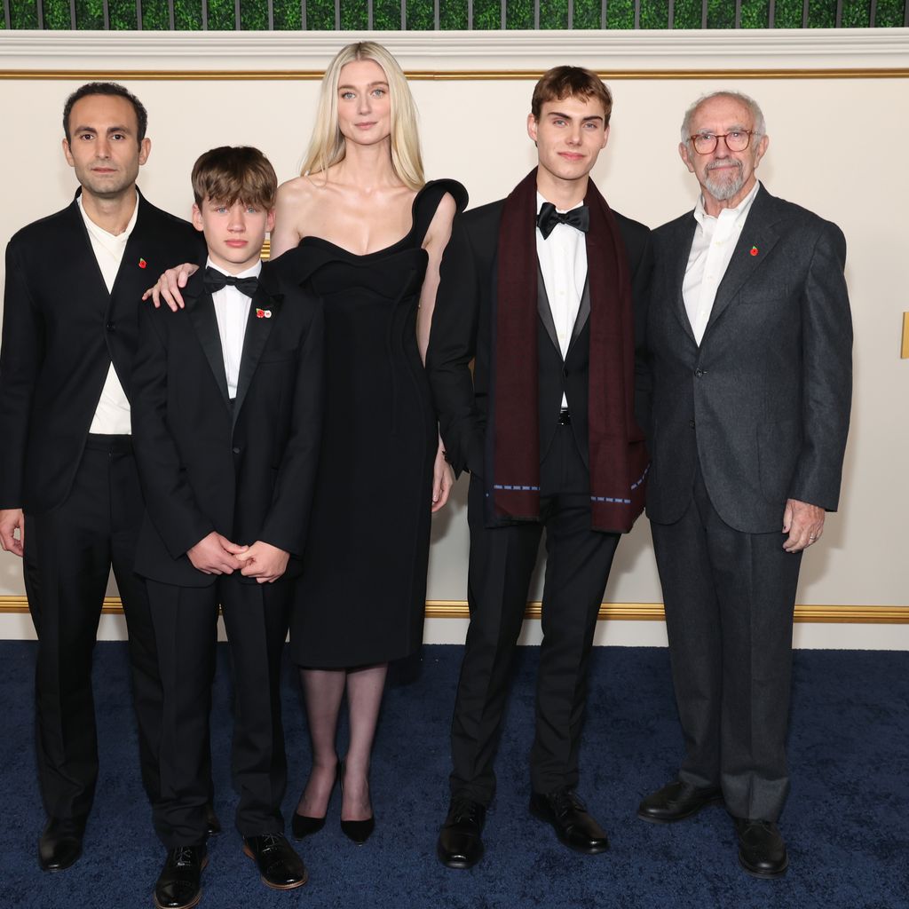 Khalid Abdalla, Fflyn Edwards, Elizabeth Debicki, Rufus Kampa und Jonathan Pryce