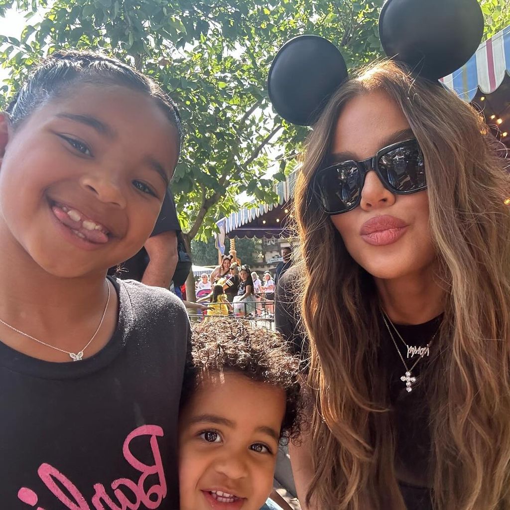 Khloé Kardashian mit ihren Kindern True und Tatum im Disneyland