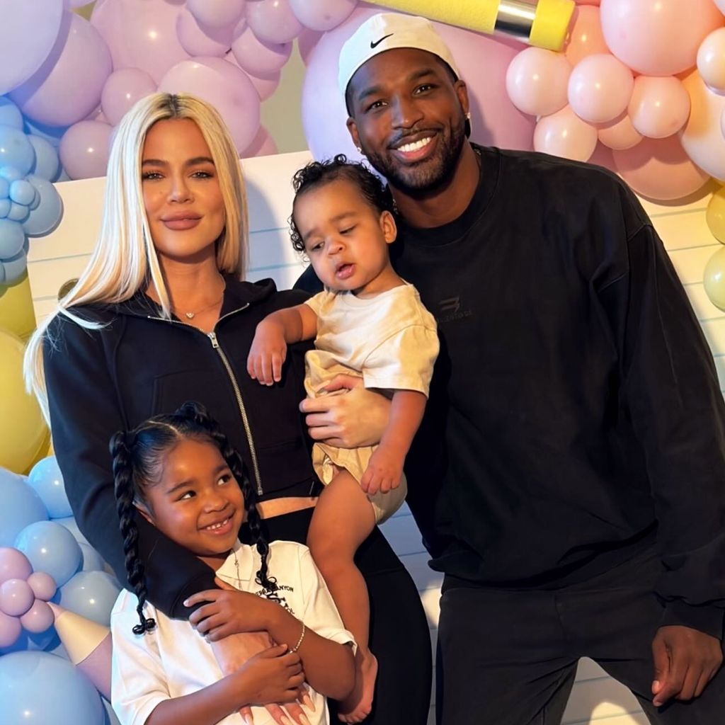 Khloé Kardashian und Tristan Thompson mit ihren Kindern True und Tatum im Jahr 2024