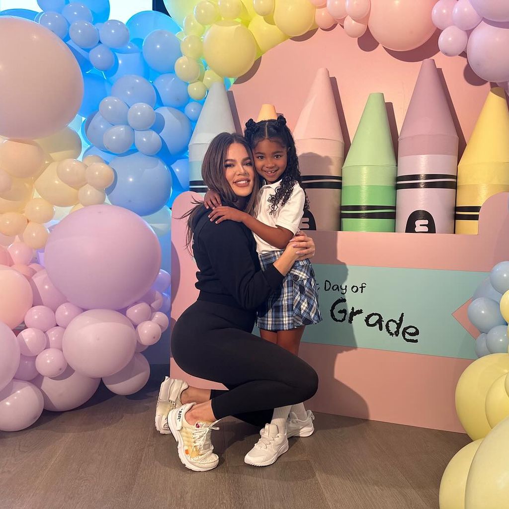 Khloé Kardashian und True Thompson im August 2024