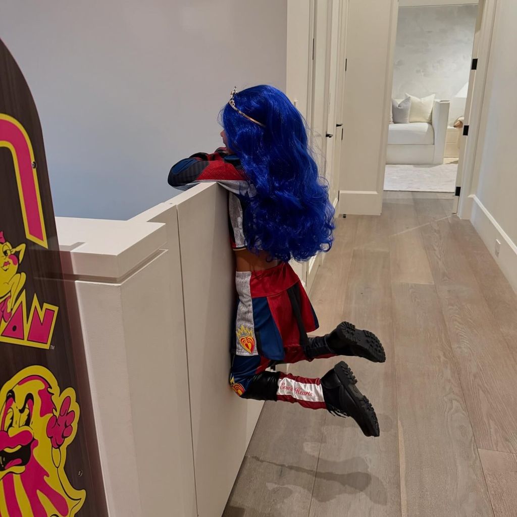Khloé Kardashian’s Sohn Tatum neben einem Spieleautomat
