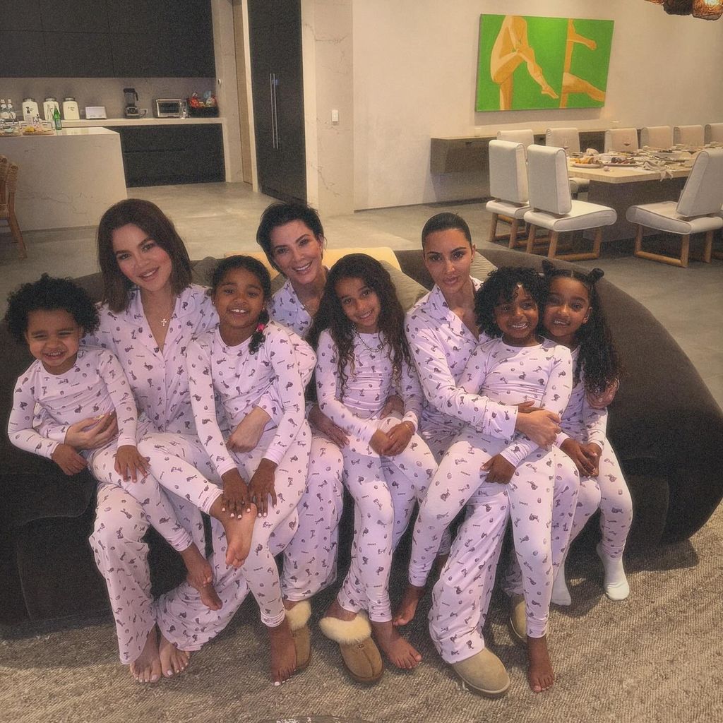 Khloé und Kim Kardashian mit ihren Kindern und Mutter Kris Jenner