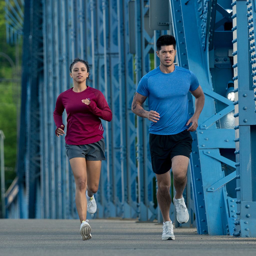 Kiana Madeira und Ross Butler in "Perfect Addiction"