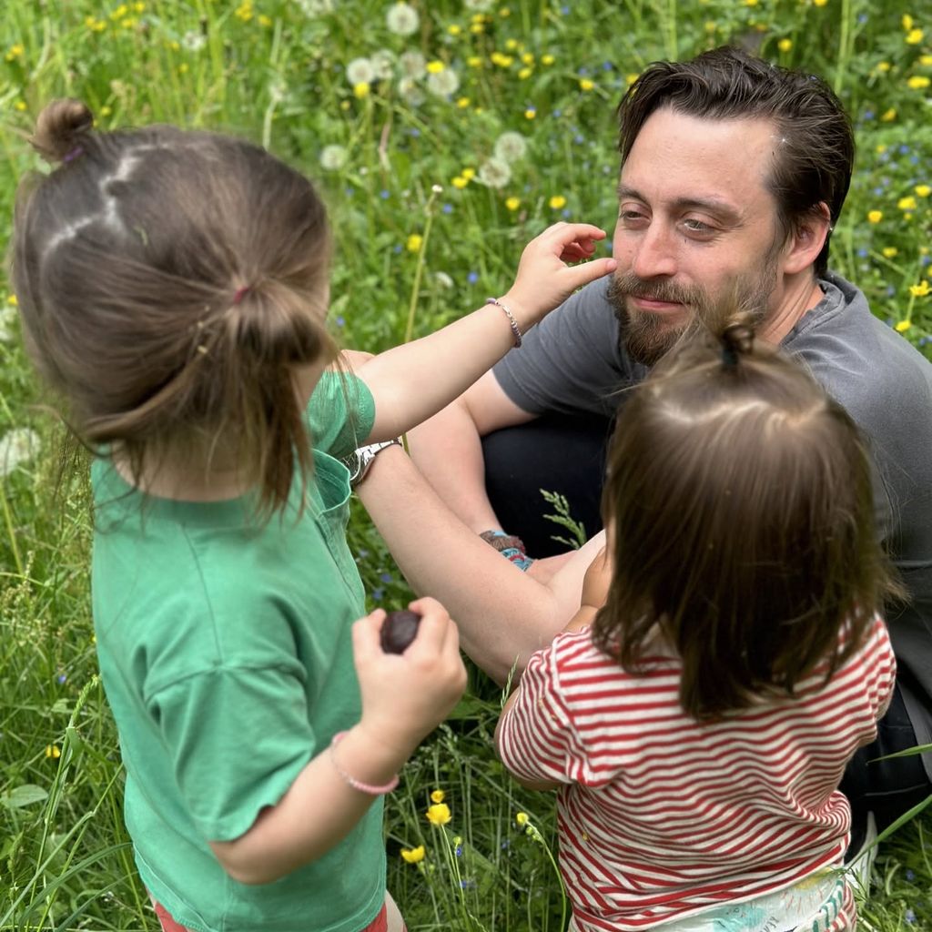 Kieran Culkin mit seiner Tochter und seinem Sohn