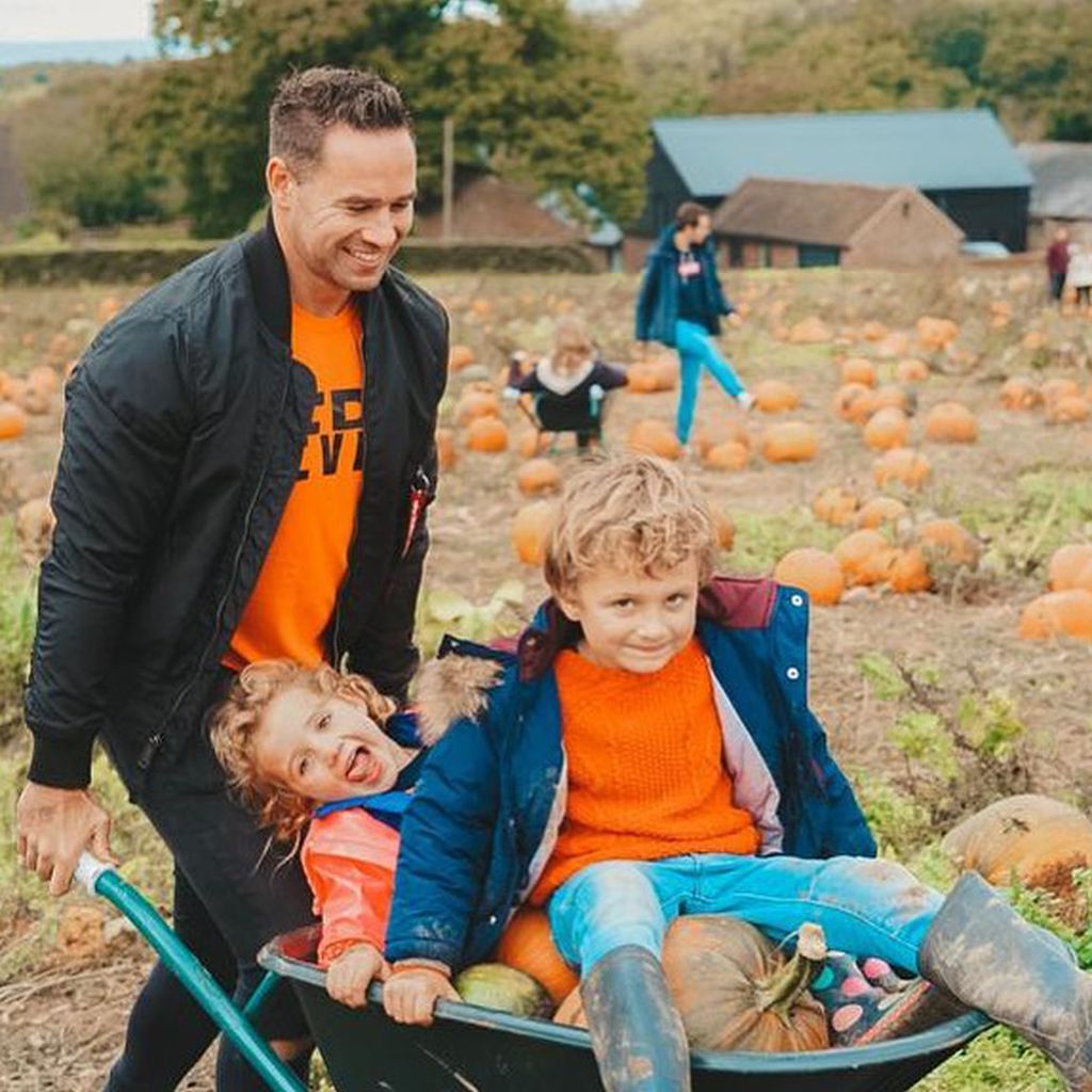 Kieran Hayler mit seinen Kindern Bunny und Jett, Oktober 2019