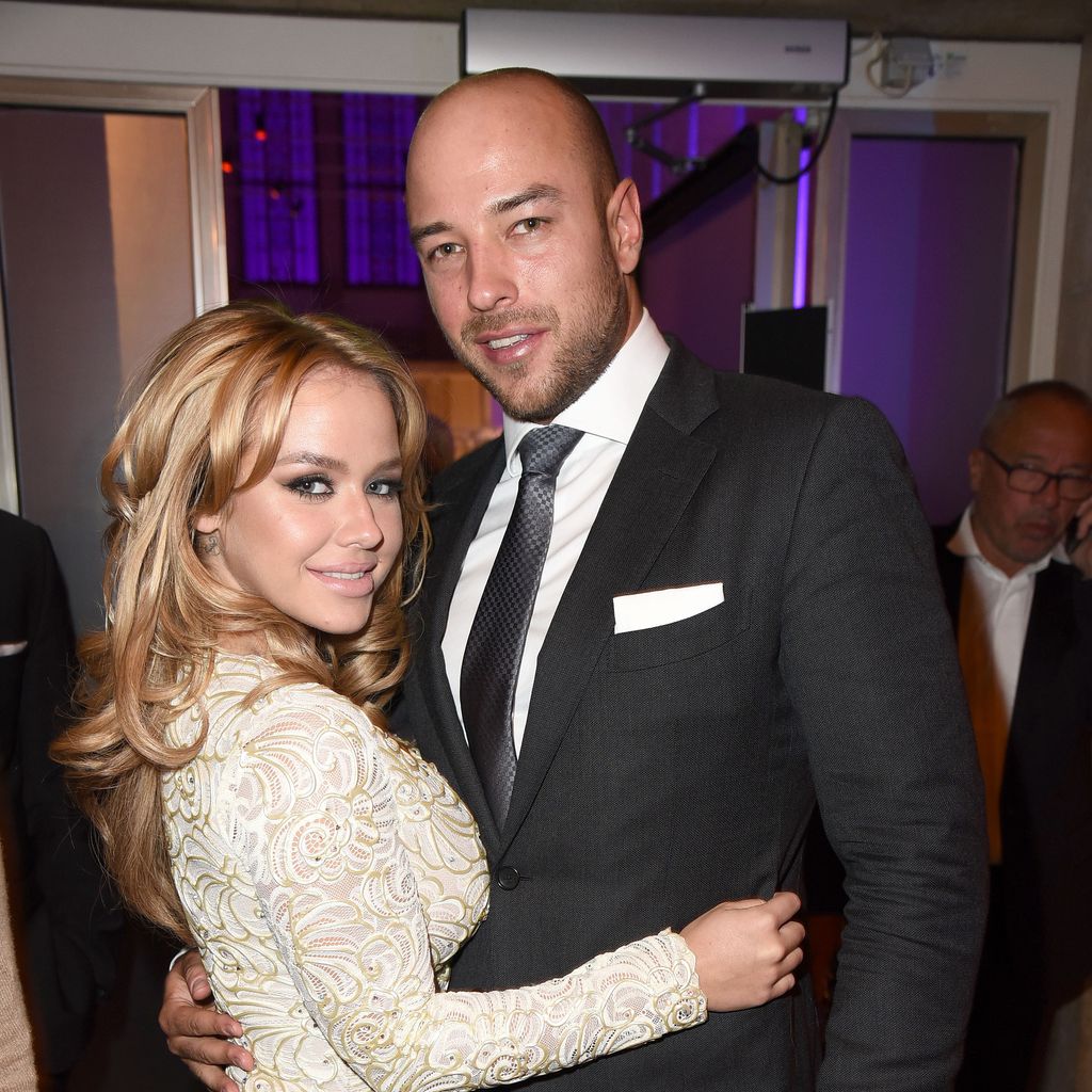 Kim Gloss in weißem Kleid mit Alexander Beliaikin bei Echo
