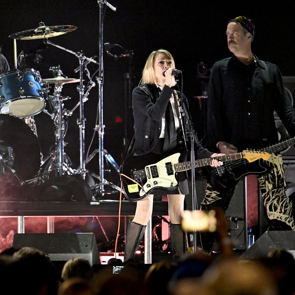 Kim Gordon auf der Bühne mit Nirvana beim "FireAid"-Benefizkonzert in Los Angeles