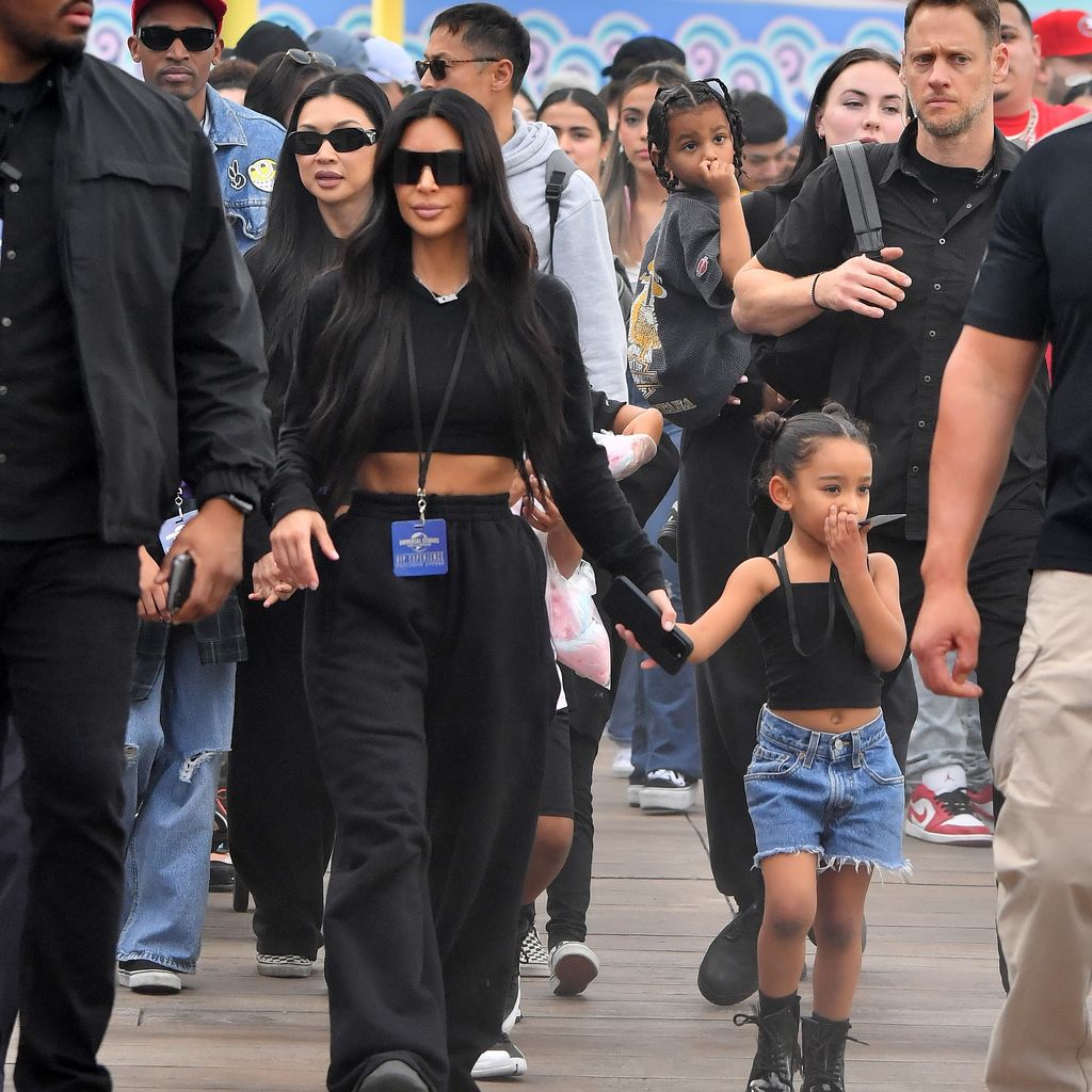 Kim Kardashian gemeinsam mit ihren Kids im Freizeitpark