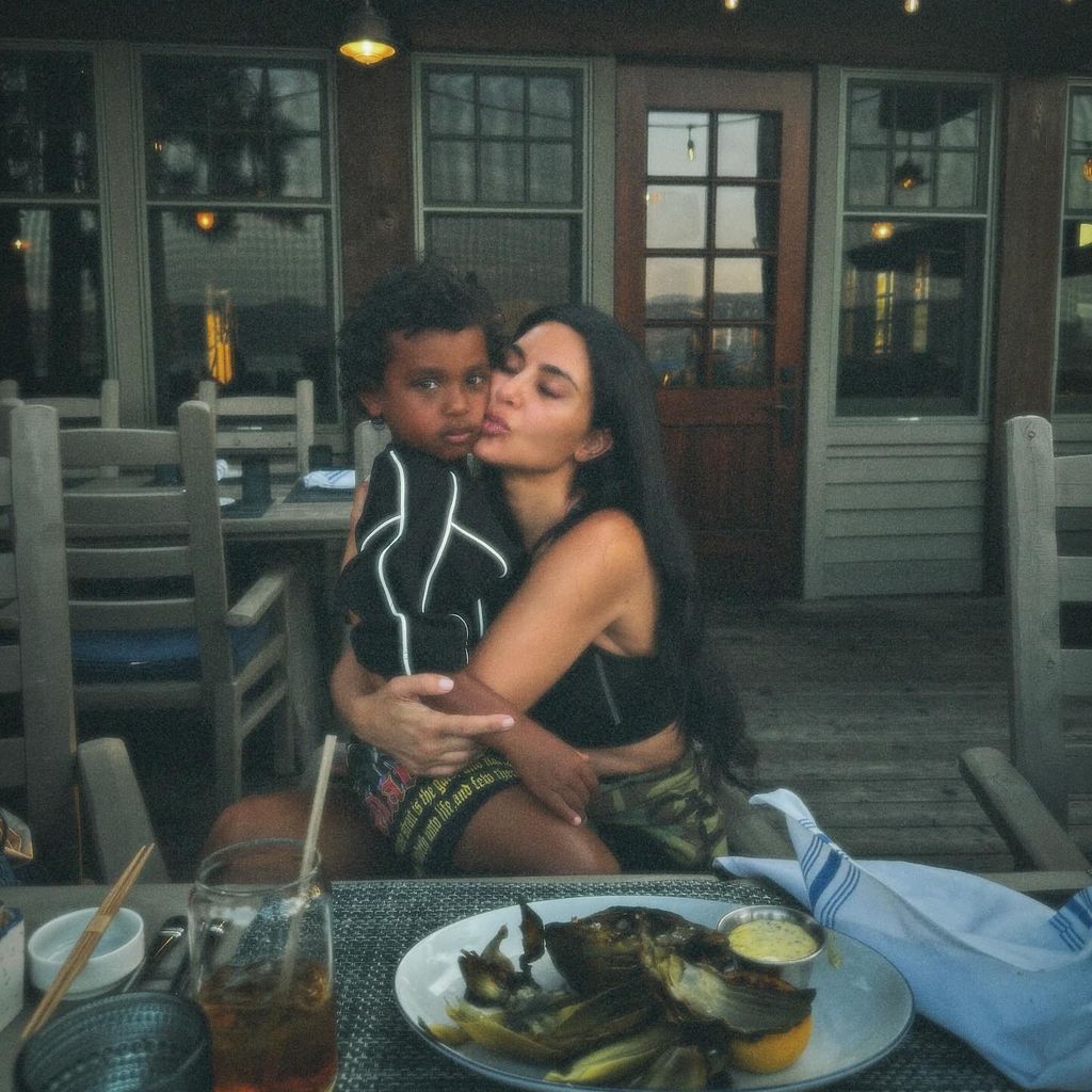 Kim Kardashian mit ihrem Sohn Psalm West