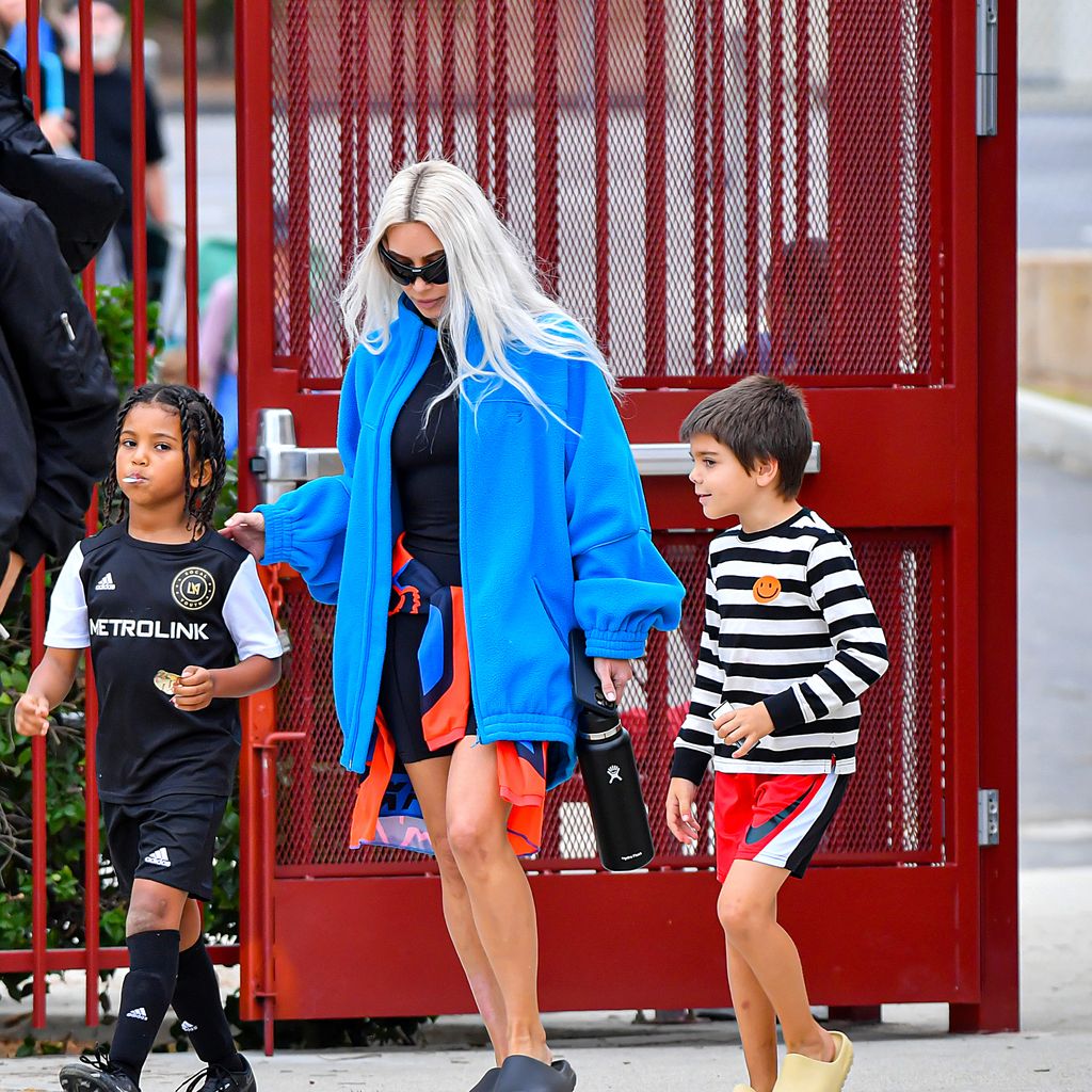 Kim Kardashian läuft mit Sohn Saint