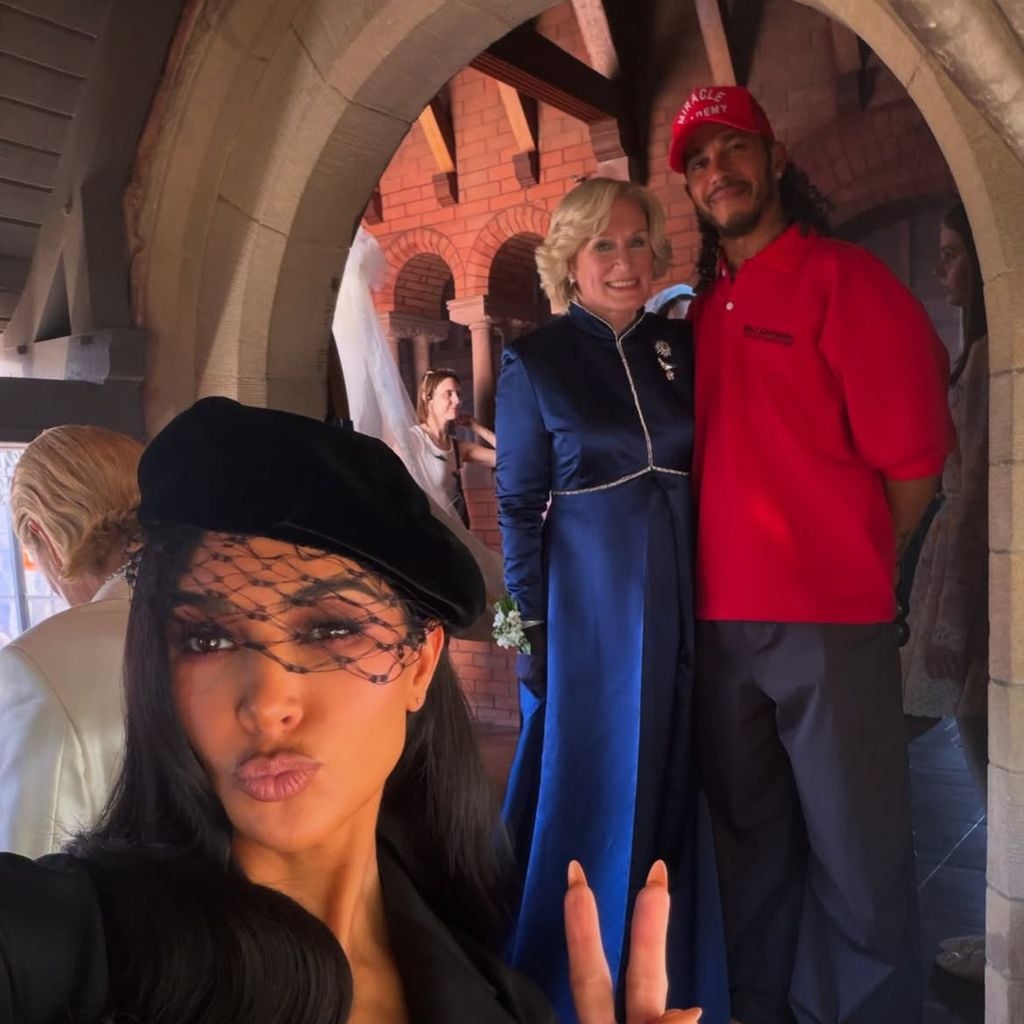 Kim Kardashian, Glenn Close und Lewis Hamilton am Set von "All's Fair"