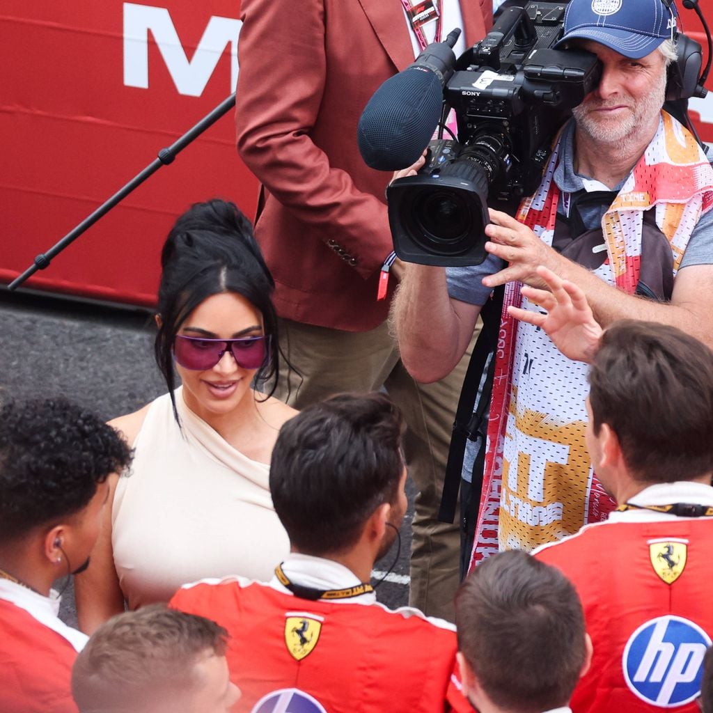 Mitglieder des Ferrari-Teams mit Kim Kardashian beim Formel-1-Grand-Prix von Monaco in Monte-Carlo, 7. Juni 2026